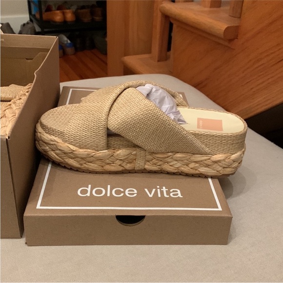 Brand new, never worn Dolce Vita small platform sandals - Picture 4 of 4